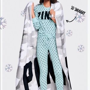 PINK VICTORIA SECRET BLANKET NWT